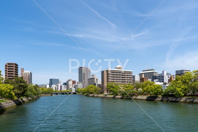 市街地に流れる川とその周辺の風景
