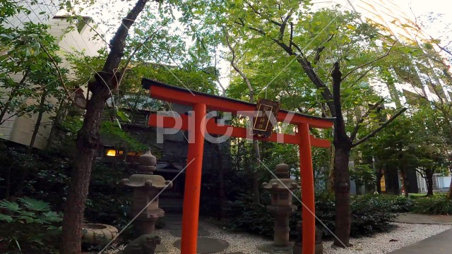 神社の参道と赤い鳥居 東京　銀座