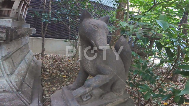 神社の狛犬。狛狐。石像　銀座の神社