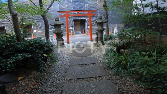 神社の参道と赤い鳥居　銀座の神社