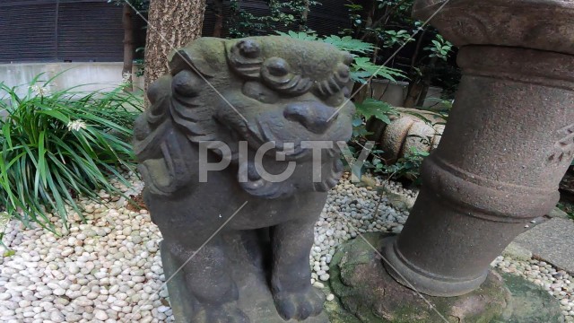 神社の狛犬。石像　銀座の神社