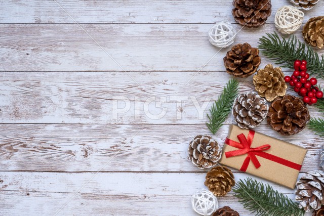 クリスマスのイメージ｜プレゼント、オーナメント、コピースペース
