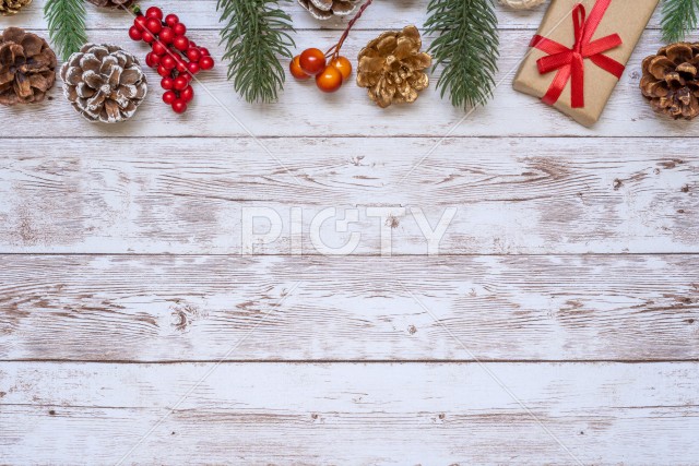 クリスマスのイメージ｜プレゼント、オーナメント、コピースペース