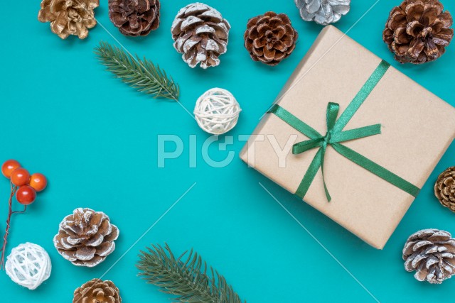 クリスマスのイメージ｜プレゼントボックスとオーナメントとコピースペース