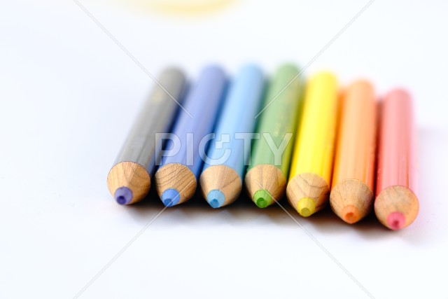 七色配列の色鉛筆
