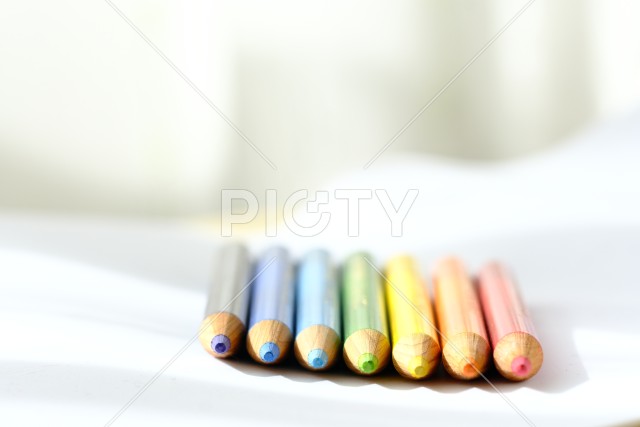 外光あびる七色の色鉛筆