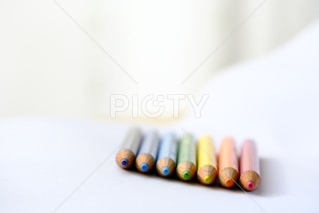 虹色配色の色鉛筆