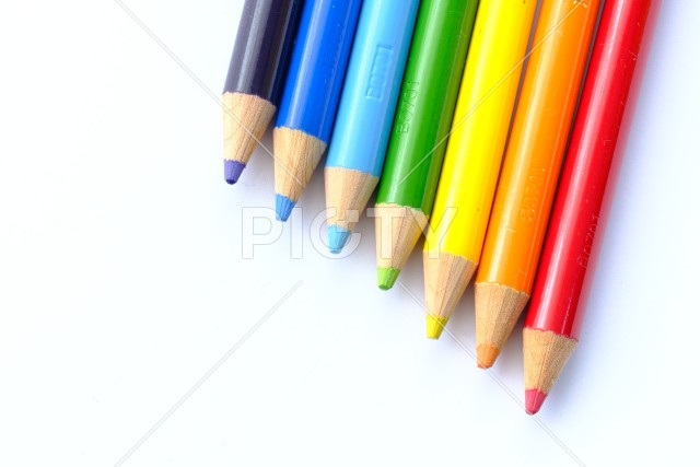 七色配色の色鉛筆