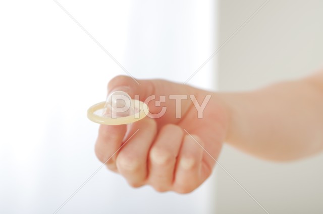 コンドームを持つ女性の手元