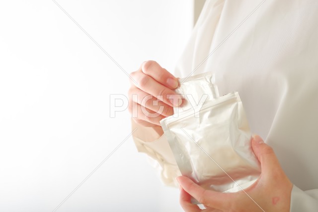 コンドームを持つ女性の手元