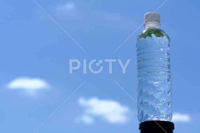 夏の青空とペットボトル
