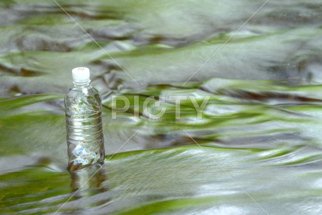 緑の川の流れと飲料水