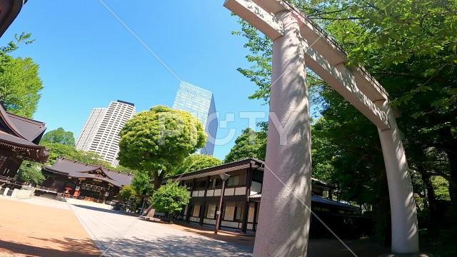 十二社熊野神社 日本、東京、新宿区。新宿中央公園そばの自然あふれる神社