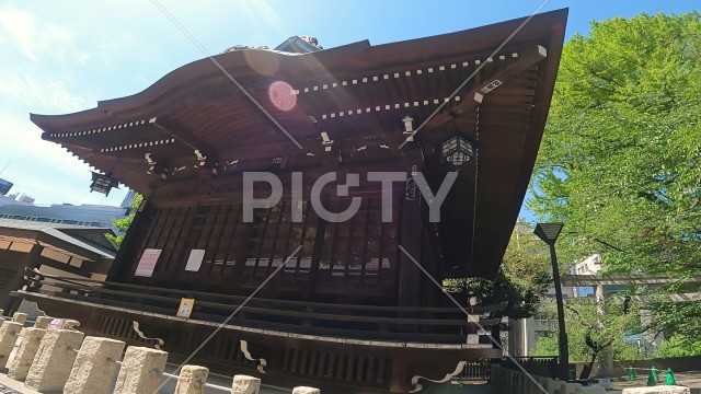 神楽殿。十二社熊野神社 日本、東京、新宿区。新宿中央公園そばの自然あふれる神社