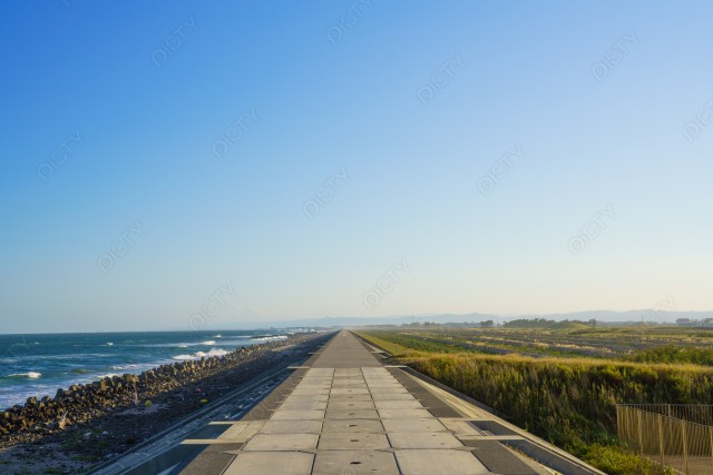宮城県岩沼市の海岸　青空と正面の小道