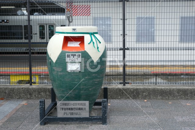 茶壷型ポストがあるJR宇治駅前