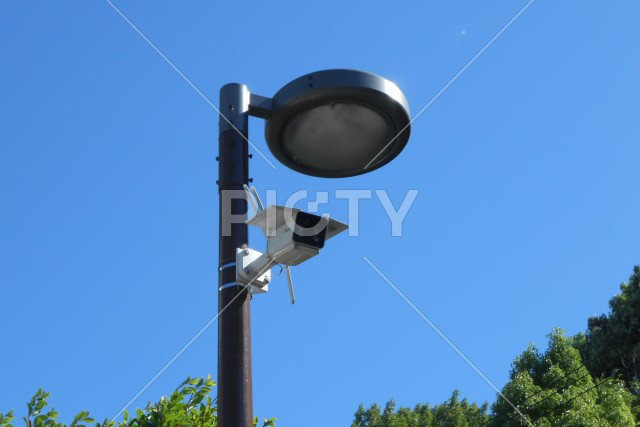 街灯の支柱に設置された防犯カメラ
