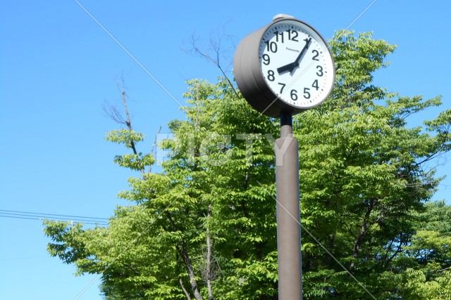 公園に設置された時計塔