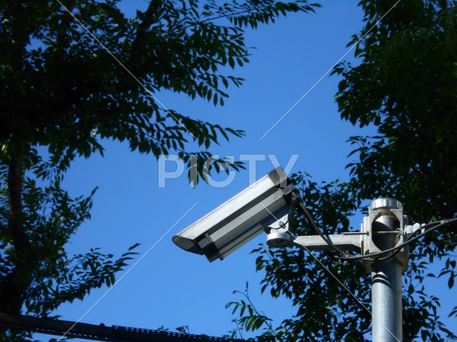 公園に設置された防犯監視カメラ