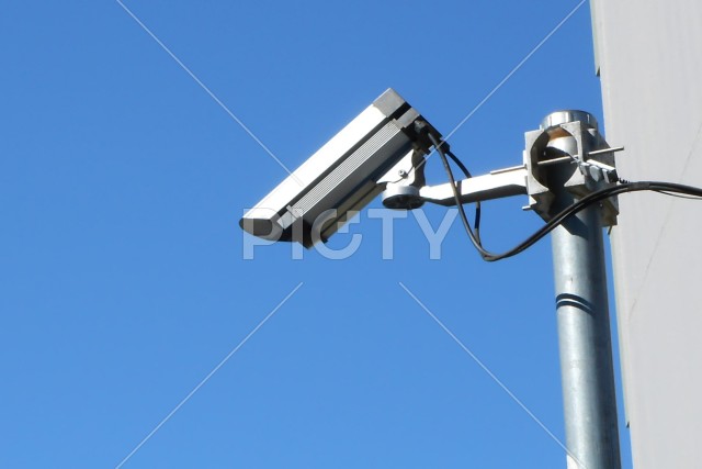 歩道に設置された防犯カメラ