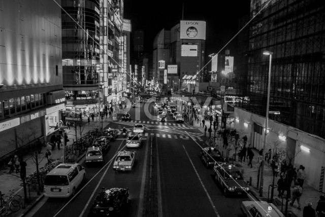 新宿の繁華街の交通