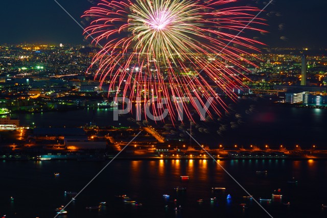 横浜開港祭の花火（横浜ランドマークタワーから）