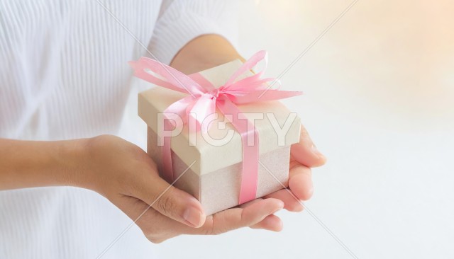 バレンタインにプレゼントを渡す女性の手