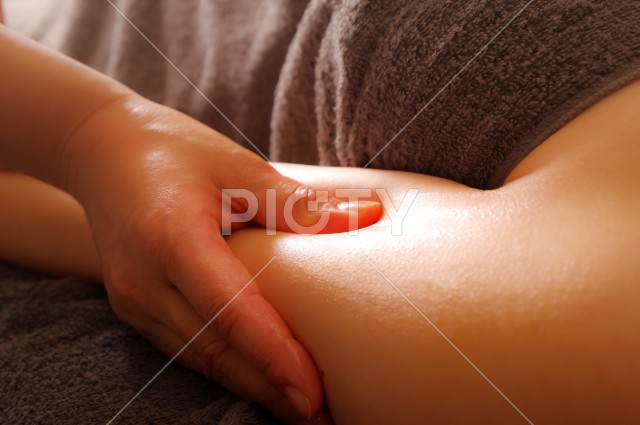 腕のオイルマッサージを受ける女性