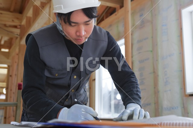 建築現場で働く若い大工