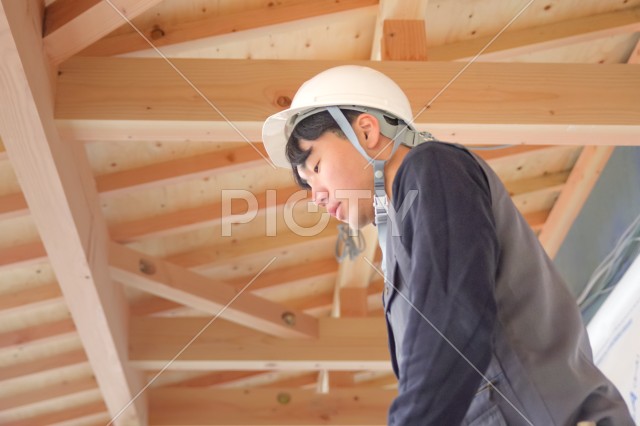 建築現場で働く若い大工