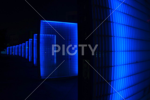 無機質な青い壁のイメージ
