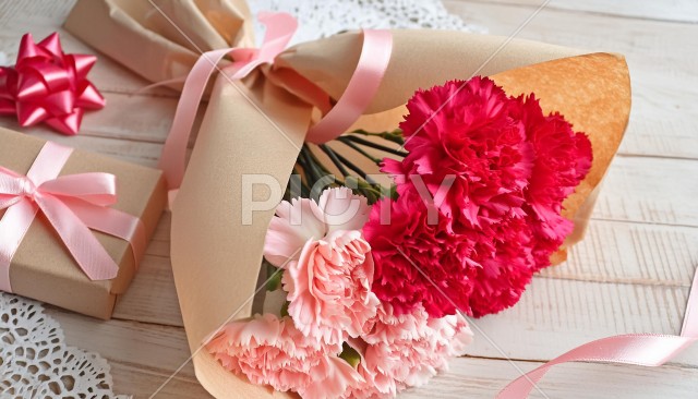 ピンクと薄い赤のカーネーションの花束