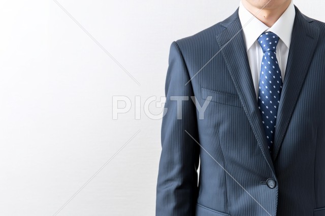 日本の男性のスーツイメージ