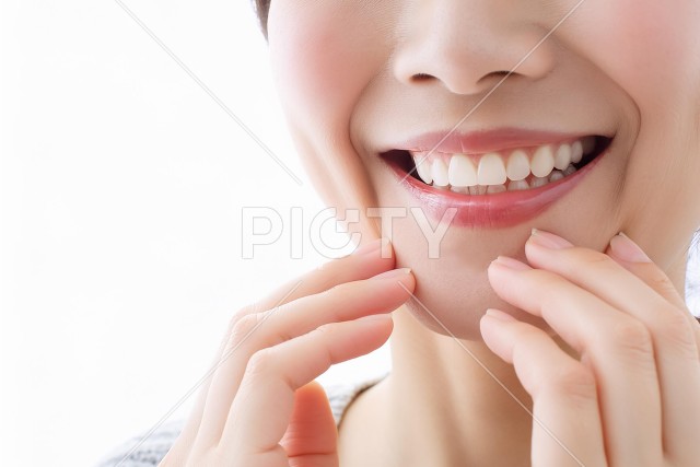 女性の白い歯の接写