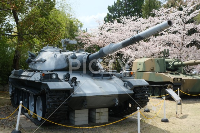 桂駐屯地の一般公開で展示された74式戦車