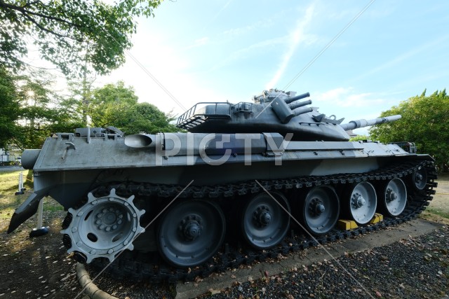 桂駐屯地夏祭りで展示の74式戦車の横姿