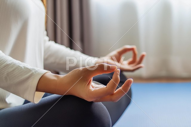 瞑想する人