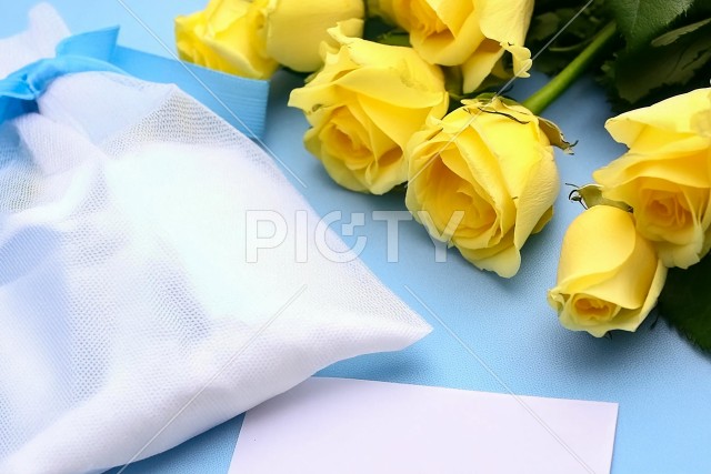 父の日プレゼントと黄色いバラ