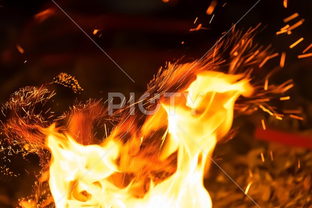 火の粉の舞う炎