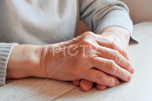 高齢な女性の手