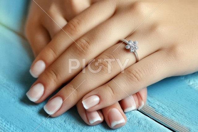 結婚指輪をつけた女性の手