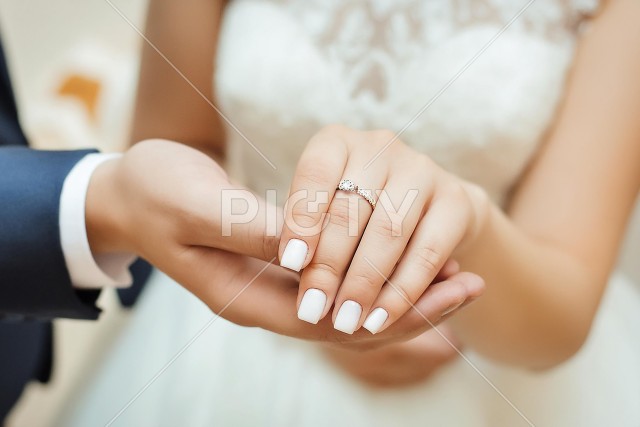 指輪をはめた女性の手