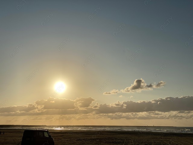 内灘海岸と夕日と車
