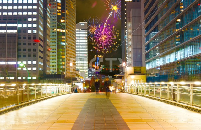 横浜の夜景と花火（合成写真）