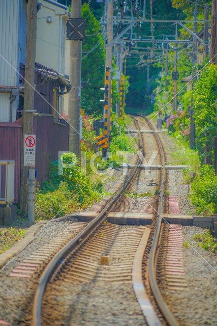 江ノ島電鉄の線路と鎌倉の街並み