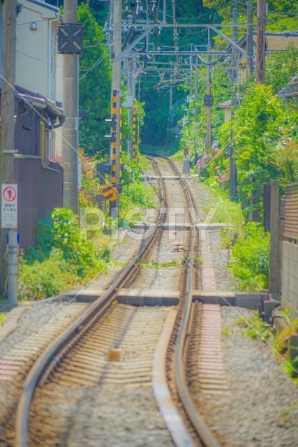 江ノ島電鉄の線路と鎌倉の街並み