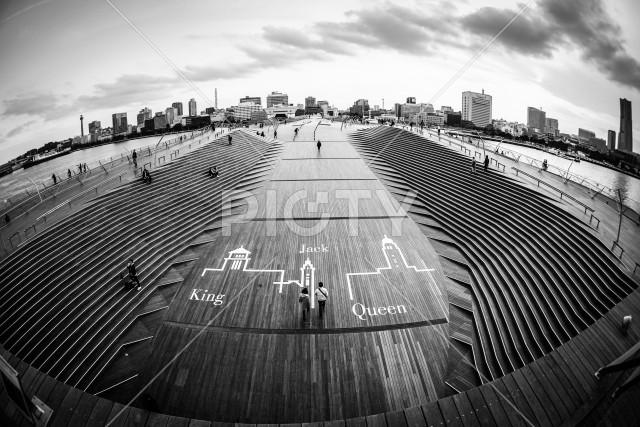 横浜大さん橋の風景（モノクロ）