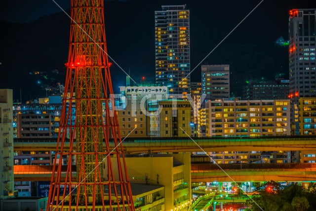 神戸ポートタワーと神戸の夜景