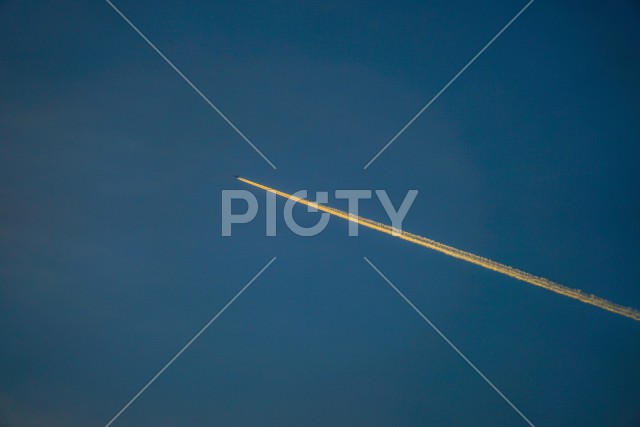 飛行機雲のイメージ