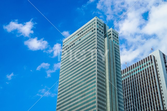 青空と高層ビル群